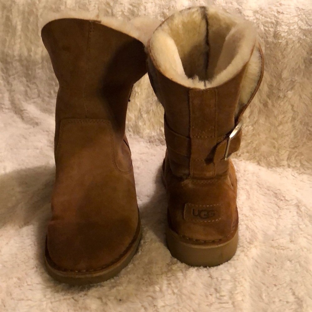 UGG Australia JANNIKA Suede Short Sheepskin Boot
